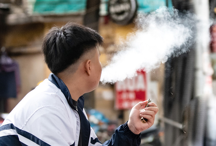 Học sinh hút thuốc lá điện tử sau giờ học tại một trường THPT ở Hà Nội - Ảnh: NAM TRẦN