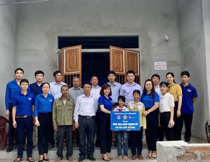 Huyện đoàn Thọ Xuân (Thanh Hóa) cùng nhà hảo tâm trao tặng kinh phí xây dựng ngôi nhà “Khăn quàng đỏ” cho học sinh nghèo trên địa bàn huyện - Ảnh: HÀ ĐỒNG