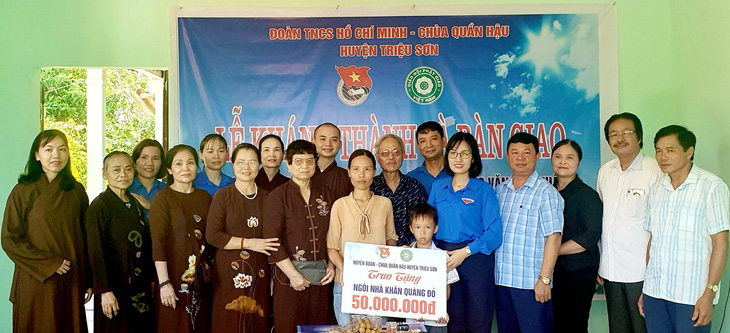 Huyện đoàn Triệu Sơn (Thanh Hóa) cùng nhà hảo tâm trao tặng kinh phí xây dựng ngôi nhà “Khăn quàng đỏ” cho học sinh nghèo trên địa bàn huyện - Ảnh: HÀ ĐỒNG.