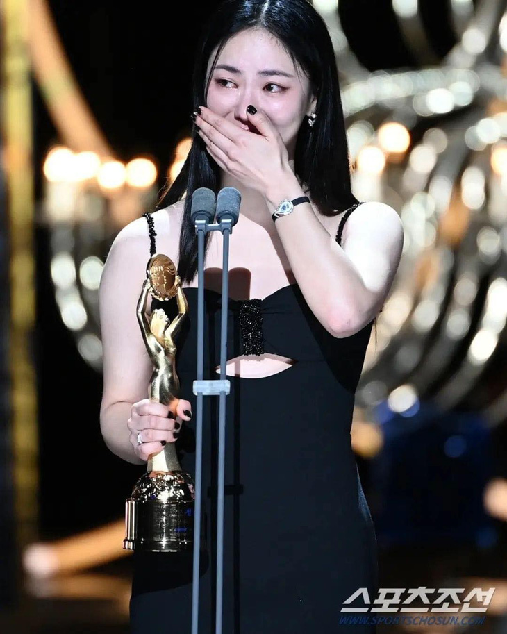 Jeon Yeo Bin bật khóc nức nở trong khoảnh khắc nhận cúp chiến thắng