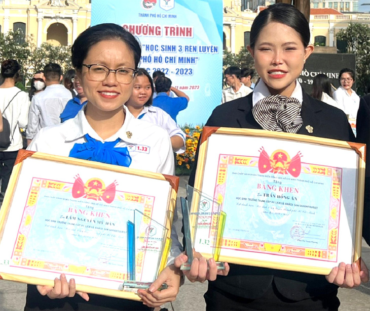 Lâm Nguyễn Mỹ Hân (trái) và Trần Hồng Ân vừa được tuyên dương “Học sinh 3 rèn luyện” cấp TP.HCM năm 2023 - Ảnh: NVCC