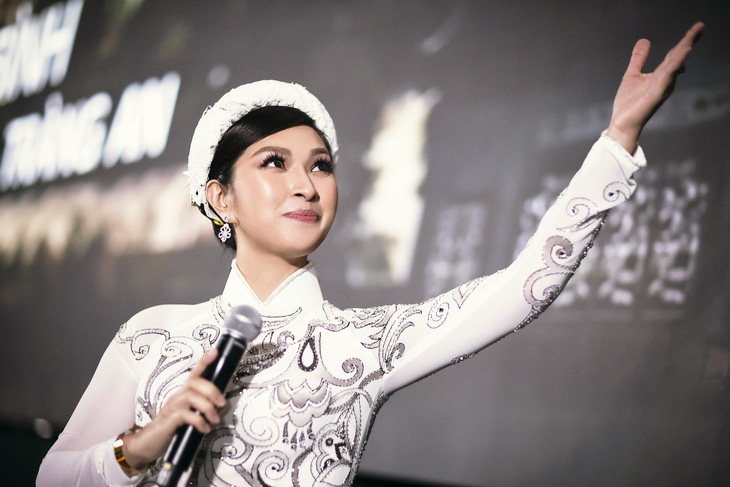 Nguyễn Hồng Nhung hát Xin chào Việt Nam tại Liên hoan phim thế giới châu Á