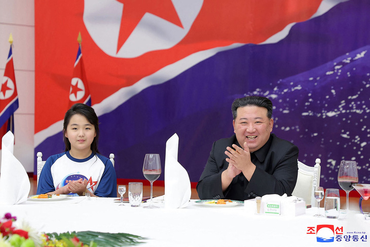 Nhà lãnh đạo Kim Jong Un và con gái dự tiệc chúc mừng việc phóng thành công vệ tinh trinh sát - Ảnh: AFP
