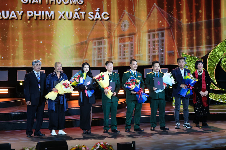 Nguyễn Phan Linh Đan là tay máy nữ hiếm hoi đứng cùng các đồng nghiệp nam nhận giải Quay phim xuất sắc tại Liên hoan phim Việt Nam 2023 - Ảnh: MAI VINH
