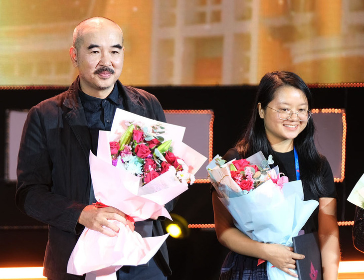 Đạo diễn Hà Lệ Diễm và đạo diễn Bùi Thạc Chuyên cùng nhận giải Đạo diễn xuất sắc tại Liên hoan phim Việt Nam 2023. Họ là hai thế hệ của TPD (Trung tâm phát triển tài năng điện ảnh trẻ, do Bùi Thạc Chuyên sáng lập) - Ảnh: MAI VINH