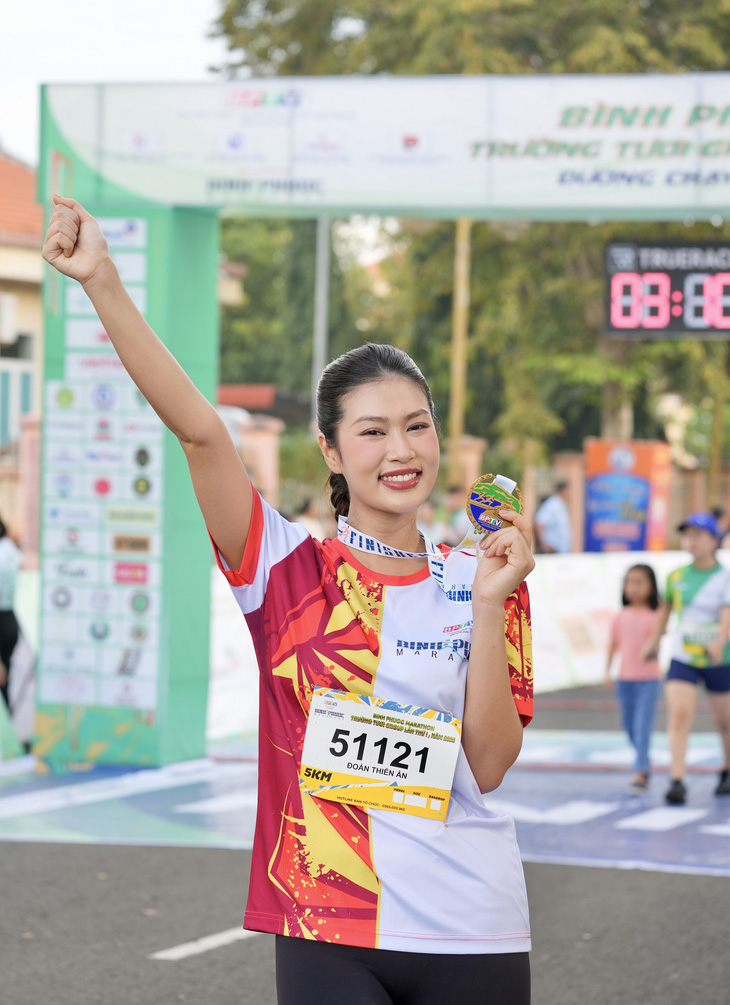 Hoa hậu Đoàn Thiên Ân với huy chương hoàn thành cự ly 5km - Ảnh: HỮU HẠNH