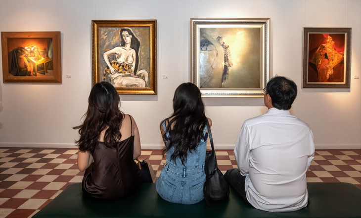 Người xem thưởng thức các tác phẩm tranh nude tại triển lãm 