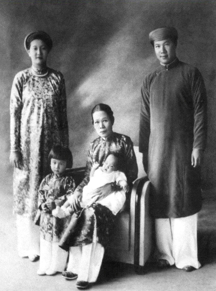 Đoan Huy Hoàng thái hậu cùng gia đình Hoàng đế Bảo Đại trước năm 1945 - Ảnh tư liệu
