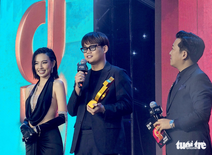 Thùy Tiên, Trường Giang trao giải cho anh Ngô Đức Duy - người đoạt giải Nhà sáng tạo nội dung của năm - Ảnh: MI LY