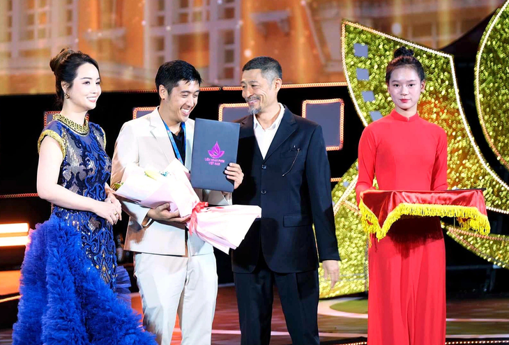 Giải Đạo diễn phim đầu tay xuất sắc (phim truyện điện ảnh) gọi tên Andy Nguyễn phim Fanti  - Ảnh: MAI VINH