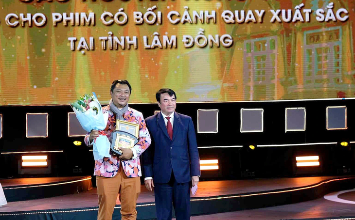 Đạo diễn Phan Gia Nhật Linh (phim Em và Trịnh) lên nhận giải thưởng đặc biệt nhất của Liên hoan phim Việt Nam lần thứ 23 - giải Cao nguyên hùng vĩ của UBND tỉnh Lâm Đồng dành cho phim bối cảnh được quay tại Lâm Đồng - Ảnh: M.VINH