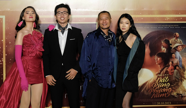 Nguyễn Phan Linh Đan (phải) cùng đoàn phim Tro tàn rực rỡ - Ảnh: MAI VINH