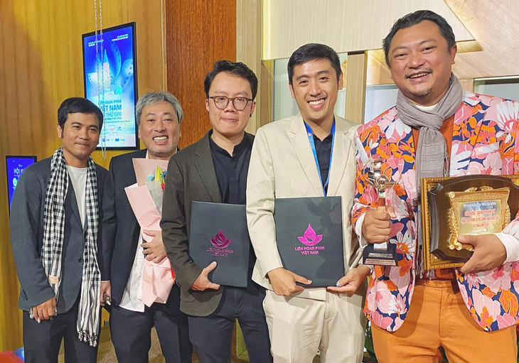 Đạo diễn Phan Gia Nhật Linh (bìa phải) tại Liên hoan phim Việt Nam 2023 - Ảnh: NVCC