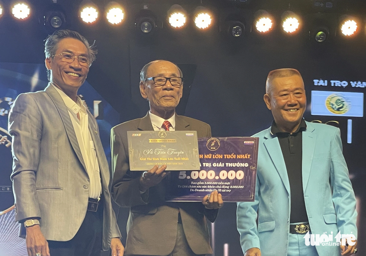 Ông Vũ Tiến Truyền (Đồng Nai) nhận giải thí sinh lớn tuổi nhất chương trình - Ảnh: THÁI THÁI
