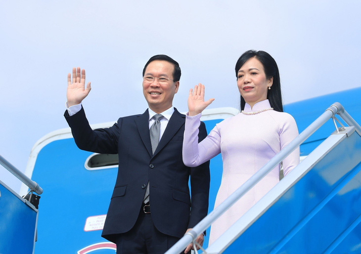 Chủ tịch nước Võ Văn Thưởng và phu nhân Phan Thị Thanh Tâm vẫy tay chào trước khi vào chuyên cơ sang Nhật Bản - Ảnh: TTXVN