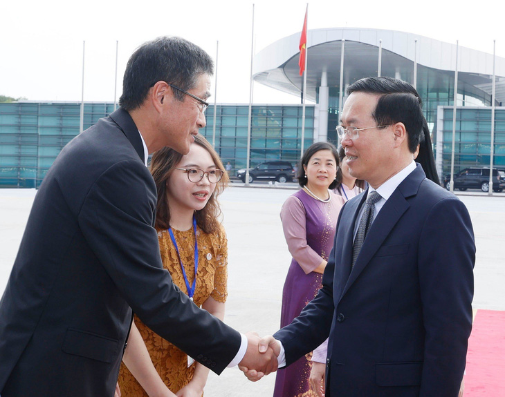 Đại biện, Phó đại sứ Nhật Bản tại Việt Nam Watanabe Shige ra tiễn Chủ tịch nước Võ Văn Thưởng và phu nhân tại sân bay Nội Bài - Ảnh: TTXVN