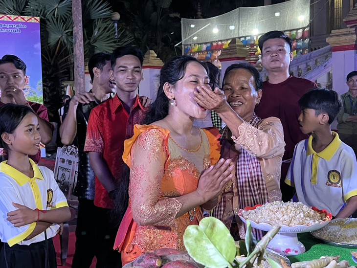 Nghi thức đút cốm dẹp tại lễ cúng trăng của đồng bào Khmer ở Sóc Trăng - Ảnh: KHẮC TÂM