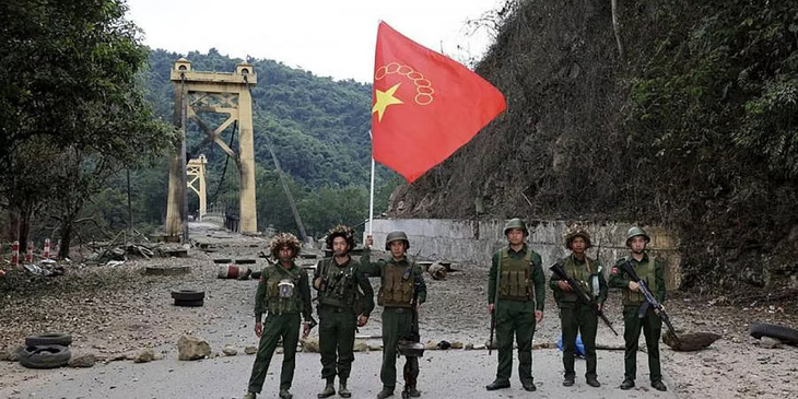 Đội quân Liên minh Dân chủ quốc gia Myanmar (MNDAA) cầm cờ riêng tại một khu vực biên giới thuộc bang Shan, Myanmar - Ảnh: NEW INDIAN EXPRESS