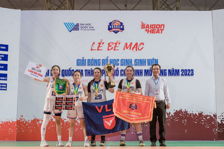 Đội nữ Đại học Văn Lang nhận chức vô địch Giải bóng rổ học sinh, sinh viên Đại học Quốc gia TP.HCM - Ảnh: ĐHQG TP.HCM