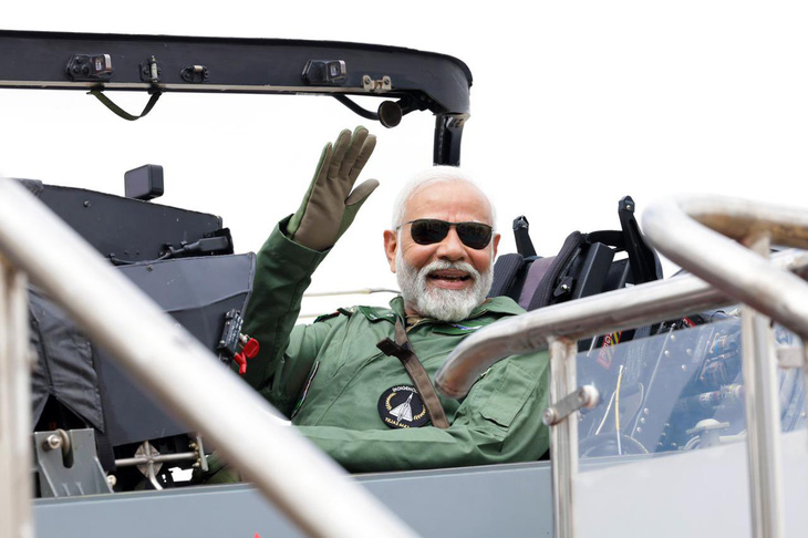 Ngày 25-11 Thủ tướng Ấn Độ Narendra Modi đã làm một chuyến bay với chiến đấu cơ Tejas để bày tỏ sự ủng hộ với nền công nghệ quốc phòng của đất nước - Ảnh: Twitter của ông Narendra Modi