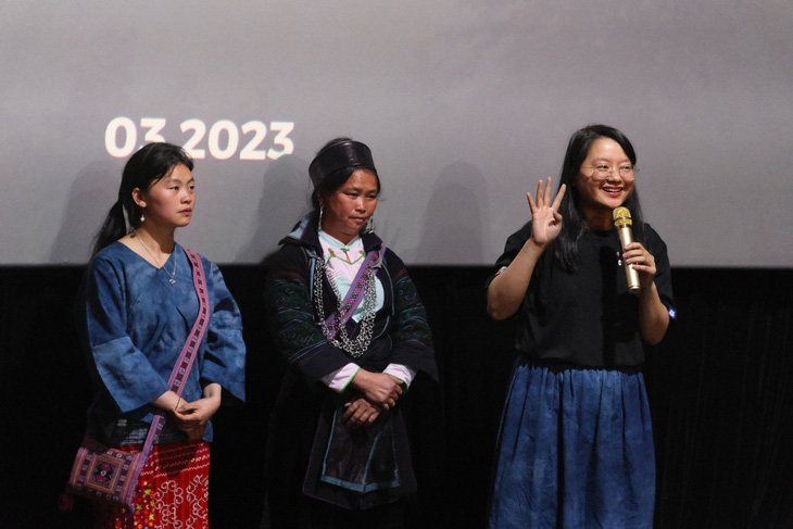 Đạo diễn Hà Lệ Diễm và mẹ con cô bé Di, nhân vật chính trong bộ phim Những đứa trẻ trong sương - Ảnh: NVCC