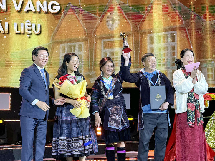 NSND Như Quỳnh và ông Trần Thanh Lâm - phó trưởng Ban Tuyên giáo Trung ương - trao giải thưởng Bông sen vàng danh giá cho Những đứa trẻ trong sương ở hạng mục phim tài liệu - Ảnh: M.VINH