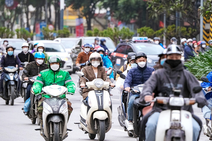 Người dân lái xe máy trên đường phố Hà Nội - Ảnh: NAM TRẦN