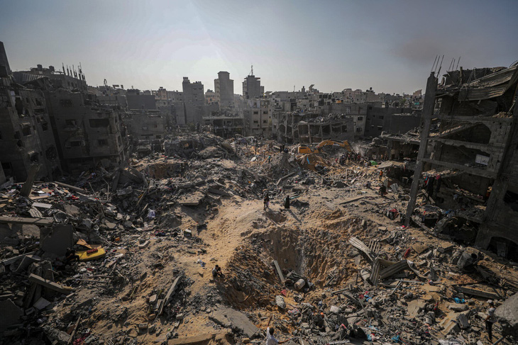 Hậu quả một vụ ném bom của Israel ở phía bắc Dải Gaza - Ảnh: New York Times