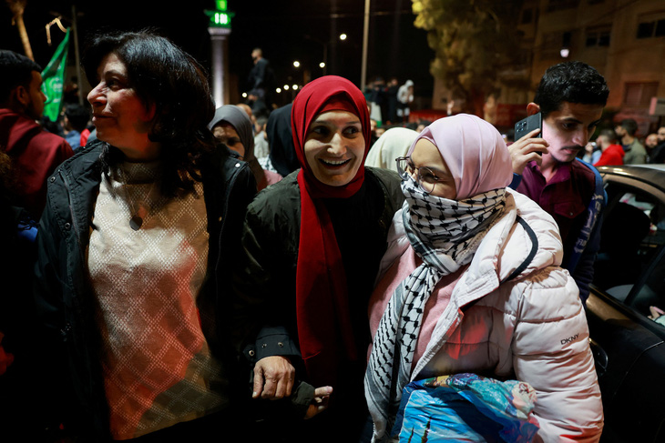 Người Palestine vui mừng chào đón các tù nhân vừa được Israel phóng thích - Ảnh: REUTERS