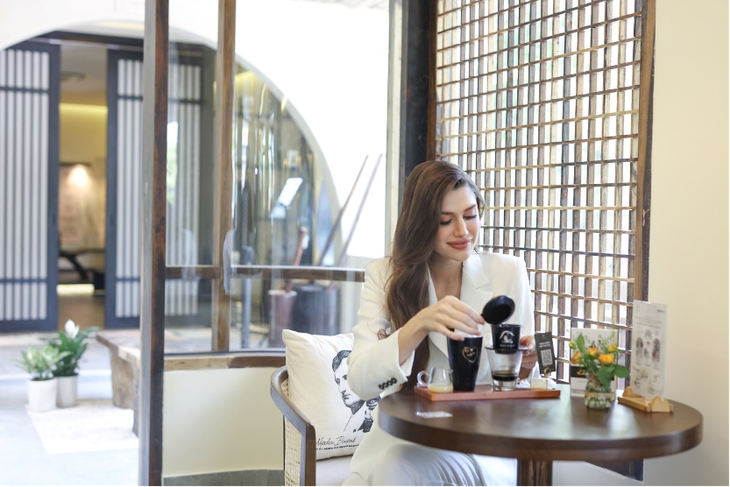 Hoa hậu Hòa bình Quốc tế Isabella Menin thưởng thức ly cà phê sữa đá - một trải nghiệm hấp dẫn về văn hóa cà phê Việt Nam khi "mang một sức hút mạnh mẽ của một văn hóa cà phê độc đáo, đặc trưng" - Discovery
