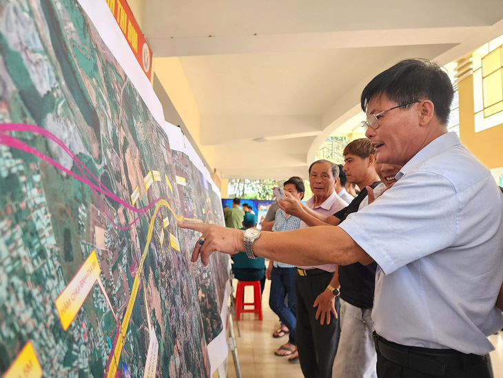 Người dân có đất bị giải tỏa đang xem vị trí dự án cao tốc Biên Hòa - Vũng Tàu - Ảnh: HÀ MI