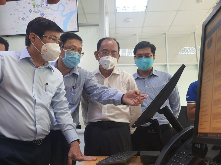 Bác sĩ Nguyễn Duy Long (người chỉ tay) trình bày kế hoạch điều phối cấp cứu các bệnh nhân mắc COVID-19 cho chủ tịch UBND TP.HCM và lãnh đạo Sở Y tế lúc cao điểm dịch COVID-19 năm 2021- Ảnh: HOÀNG LỘC