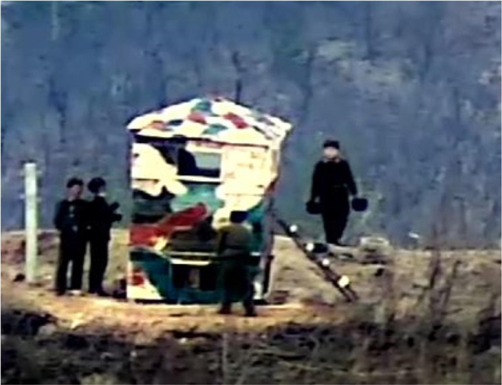 Binh sĩ Triều Tiên được nhìn thấy gần một đồn gác bên trong khu phi quân sự (DMZ) ngăn cách Hàn Quốc - Triều Tiên, ảnh do Bộ Quốc phòng Hàn Quốc cung cấp ngày 27-11 - Ảnh: YONHAP