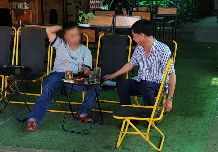 Anh N. (trái, trú huyện Thới Bình, tỉnh Cà Mau) trong cuộc trao đổi với nhân viên công ty tài chính về khoản nợ quá hạn - Ảnh: THANH HUYỀN