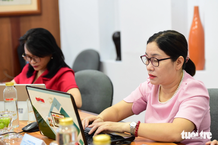 Bà Phan Thị Mai (bên phải), trưởng phòng quản lý thu - sổ, thẻ, Bảo hiểm xã hội TP.HCM và bà Lữ Mộng Thùy Linh, phó trưởng phòng nghiệp vụ y, Sở Y tế TP.HCM đang trả lời câu hỏi của bạn đọc - Ảnh: DUYÊN PHAN