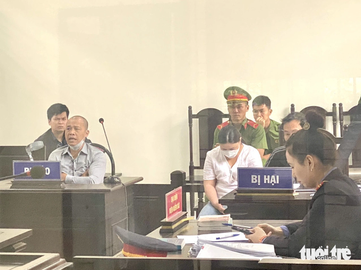 Bị cáo Lê Minh Quang (phía trái ảnh) tại tòa - Ảnh: N.H.N.