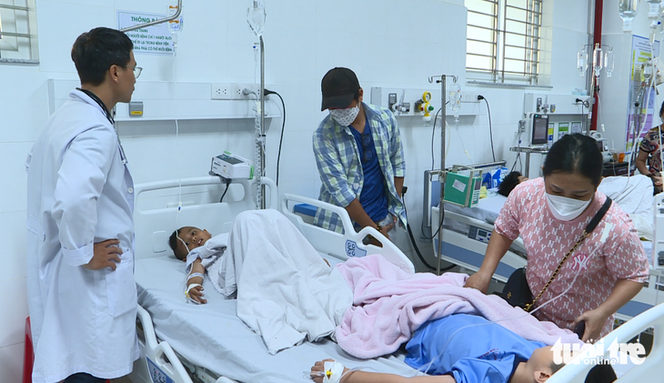 Các học sinh tiểu học bị ngộ độc thực phẩm được Bệnh viện Sản - Nhi Kiên Giang điều trị - Ảnh: CHÍ CÔNG