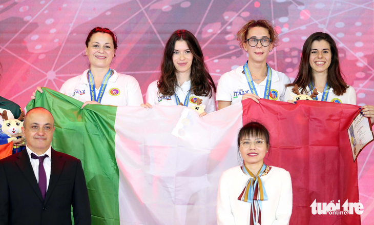 Bốn cô gái Ý trên bục nhận huy chương vàng biểu diễn - Ảnh: N.K