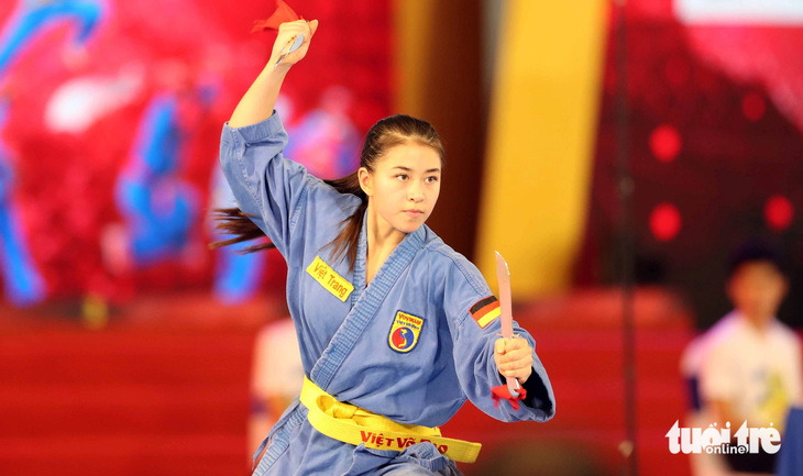Nguyễn Việt Trang với phần thi song đao pháp nữ giành huy chương vàng - Ảnh: N.K