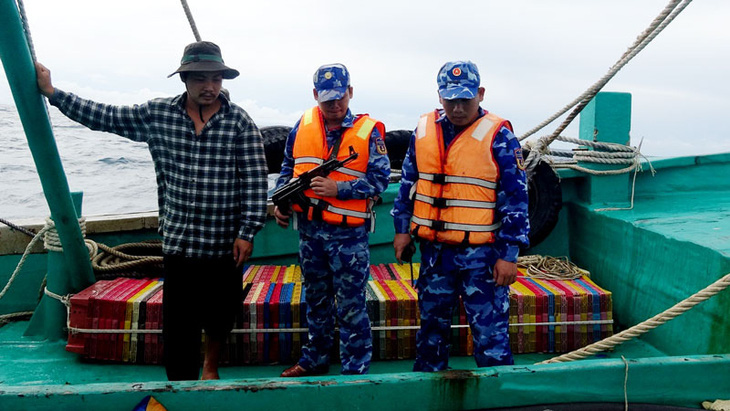 Lực lượng cảnh sát biển kiểm tra tàu cá - Ảnh: Bộ tư lệnh Vùng Cảnh sát biển 4 cung cấp