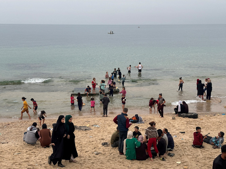 Người Palestine nghỉ ngơi trên bãi biển ở trung tâm Gaza ngày 25-11, một ngày sau khi lệnh ngừng bắn giữa Israel và Hamas có hiệu lực - Ảnh: REUTERS