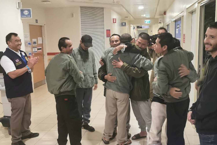 Nhóm 3 con tin Thái Lan được thả ngày 26-11 gặp lại bạn bè ở bệnh viện tại Israel - Ảnh: Bộ Ngoại giao Thái Lan