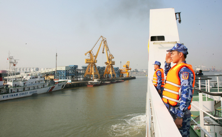 Thủy thủ đoàn tàu Cảnh sát biển 8004 cử hành nghi thức chào cảng để lên đường thực hiện nhiệm vụ tuần tra liên hợp Việt - Trung tại vùng biển vịnh Bắc Bộ - Ảnh: NGUYỄN TUÂN 