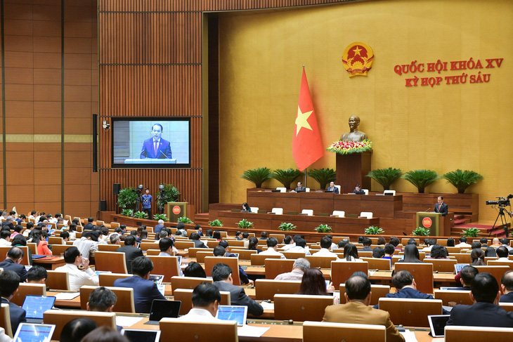Chủ nhiệm Ủy ban Pháp luật Hoàng Thanh Tùng  báo cáo tiếp thu các ý kiến của đại biểu Quốc hội - Ảnh: GIA HÂN