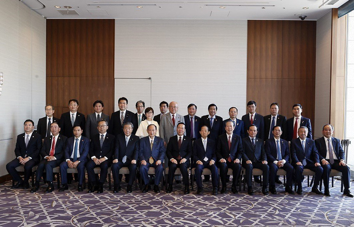 Chủ tịch nước Võ Văn Thưởng chụp ảnh cùng ban lãnh đạo Liên minh Nghị sĩ hữu nghị Nhật Bản - Việt Nam và các đại biểu - Ảnh: TTXVN