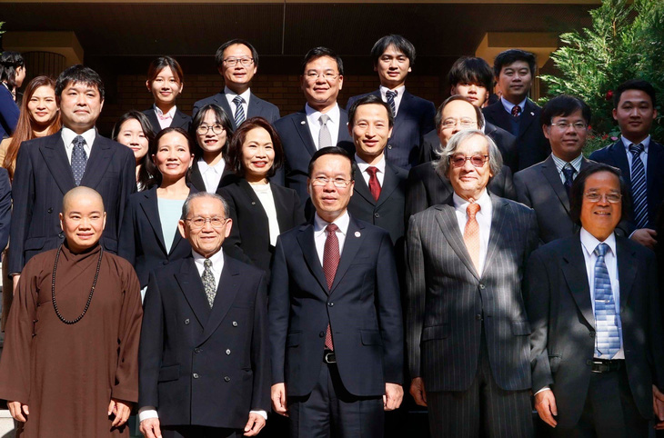 Chủ tịch nước Võ Văn Thưởng chụp ảnh cùng các trí thức Việt Nam trong chuyến thăm chính thức Nhật Bản tháng 11-2023 - Ảnh: TTXVN