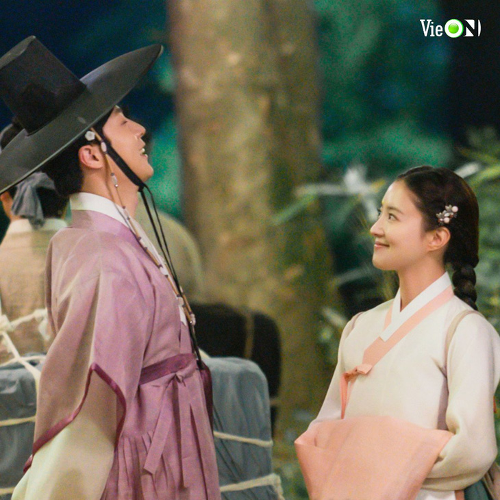 Bộ phim mở màn bằng cuộc gặp gỡ định mệnh lặp đi lặp lại của Park Yeon Woo và lang quân ở thời Joseon.