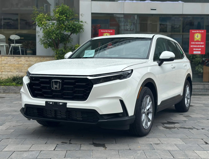 Về trang bị an toàn, Honda CR-V mới được bổ sung camera 360 độ. Gói Honda Sensing và tính năng LaneWatch như đời cũ. Một số tính năng nổi bật trong gói Sensing gồm hỗ trợ phanh chủ động, hỗ trợ giữ làn đường, ga tự động thích ứng hay đèn pha thông minh. Một số tính năng đáng chú ý khác trên CR-V so với các đối thủ còn có hỗ trợ đổ đèo, cảm biến va chạm trước sau, cảnh báo áp suất lốp, cảnh báo buồn ngủ... - Ảnh: Đại lý Honda/Facebook