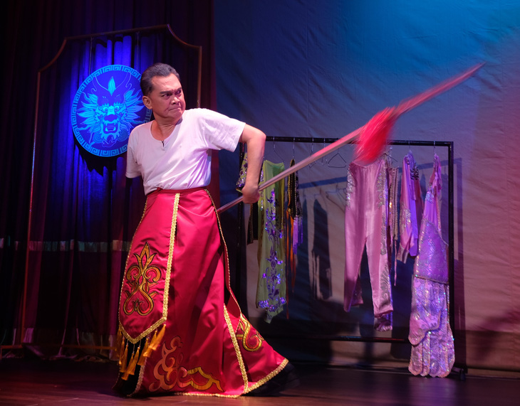 Nghệ sĩ Hữu Châu biểu diễn vũ đạo trong vở Ngôi nhà trong mây - Ảnh: LINH ĐOAN