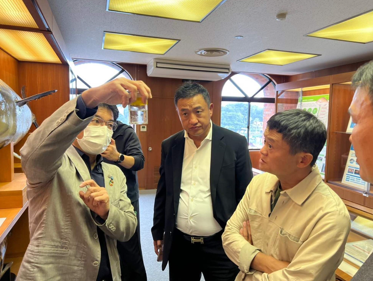 Tỉ phú Jack Ma (thứ hai từ phải sang) tại Viện nghiên cứu nuôi trồng thủy sản thuộc Đại học Kindai, Nhật Bản - Ảnh: SCMP